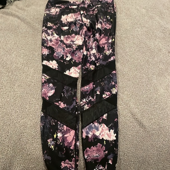 Fabletics ankle length work out pants. Mesh wrap around detail. - Picture 3 of 3